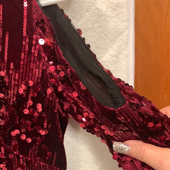 Boston Proper cold shoulder Sequin Burgundy Top - Picture 5 of 6